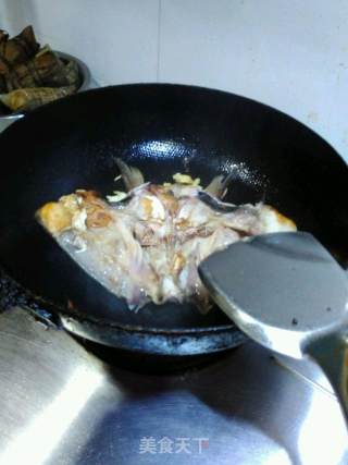 鱼头炖豆腐的做法步骤：4