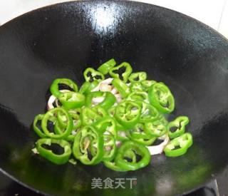 青椒炒鱿鱼圈的做法步骤：5