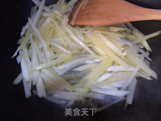 蒜香茭白土豆丝的做法步骤：10