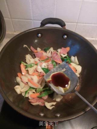 培根炒秋藕莲藕具有清热，益胃健脾，养血补益之功效，对肺热咳嗽比较好，是食疗佳品，此款菜老少皆宜一般人群均可食用的做法步骤：6
