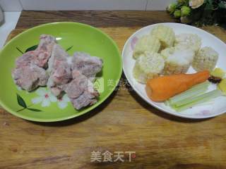 玉米胡萝卜排骨汤的做法步骤：1