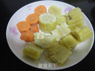 玉米胡萝卜排骨汤的做法步骤：3