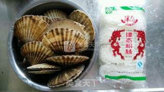 蒜蓉粉丝蒸扇贝的做法步骤：1
