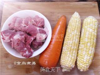 玉米胡萝卜猪骨汤的做法步骤：1