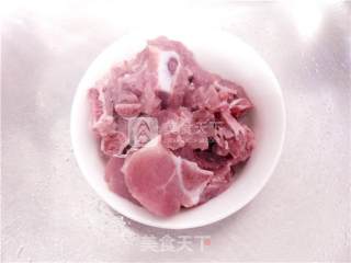 玉米胡萝卜猪骨汤的做法步骤：2