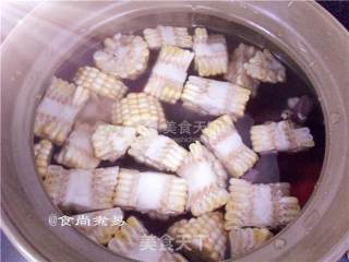玉米胡萝卜猪骨汤的做法步骤：5