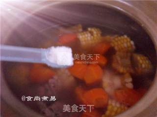 玉米胡萝卜猪骨汤的做法步骤：7