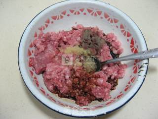 红烧猪肉莲藕丸子的做法步骤：1