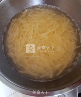 快手小吃嘎巴脆番茄土豆丝的做法步骤：1