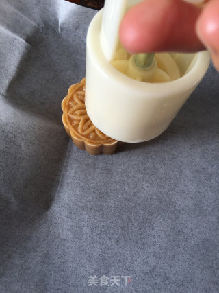 广式豆沙月饼的做法步骤：21