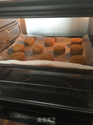 广式豆沙月饼的做法步骤：23