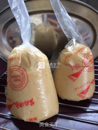 广式五仁月饼的做法步骤：1