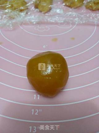 广式蛋黄板栗月饼的做法步骤：6