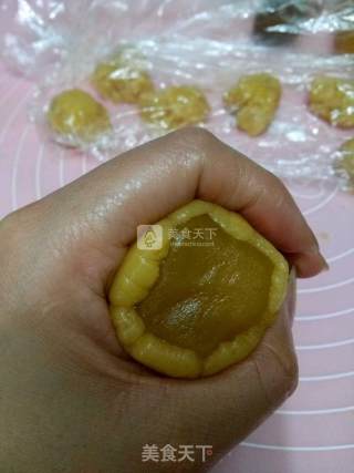 广式蛋黄板栗月饼的做法步骤：8