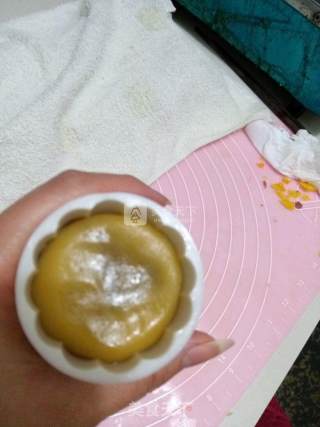广式蛋黄板栗月饼的做法步骤：10