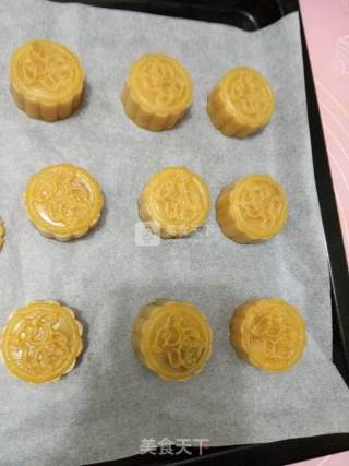 广式蛋黄板栗月饼的做法步骤：12