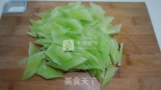 牛肉炒莴笋的做法步骤：2