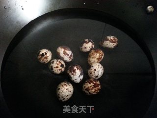 百变甜品【秋季篇】鹌鹑蛋桂圆银耳羹的做法步骤：2