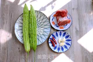 苦瓜炒肉的做法步骤：1