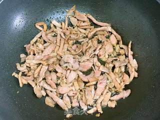 苦瓜炒肉的做法步骤：3