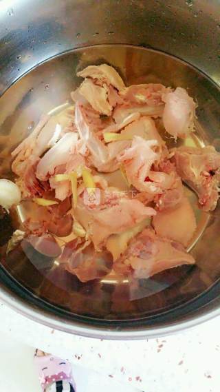 胡萝卜鸽子汤的做法步骤：2