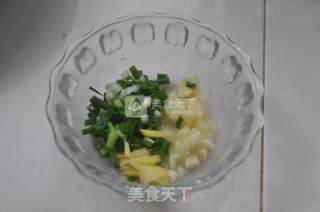 葱爆花甲螺的做法步骤：3