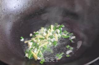 葱爆花甲螺的做法步骤：8