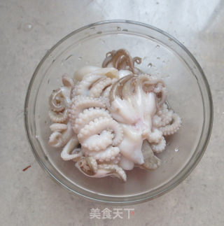 八爪鱼炒韭菜的做法步骤：2