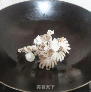 八爪鱼炒韭菜的做法步骤：6