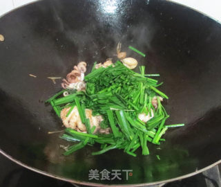 八爪鱼炒韭菜的做法步骤：7