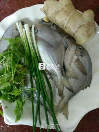 清蒸小鲳鱼的做法步骤：1