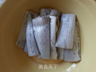 香炸带鱼的做法步骤：1