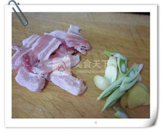 五花肉焖鲫鱼的做法步骤：3