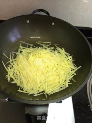 肉丸炒土豆的做法步骤：2