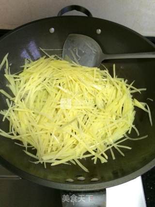 肉丸炒土豆的做法步骤：3