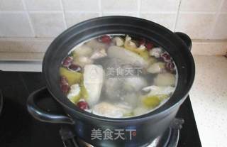 秋季养生汤----银耳煲鸡汤的做法步骤：4