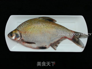 预热中秋宴席-鲜掉眉毛的红烧鳊鱼的做法步骤：1