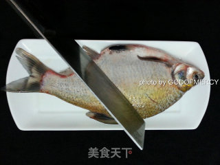 预热中秋宴席-鲜掉眉毛的红烧鳊鱼的做法步骤：2