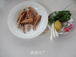 灵芝炖猪蹄的做法步骤：2