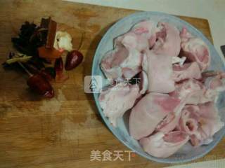 美味美食的---老干妈烧猪脚的做法步骤：1