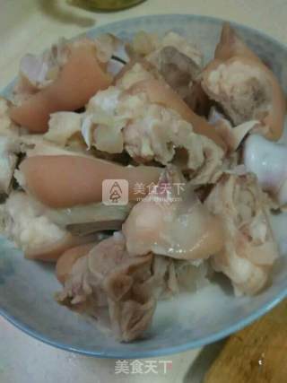 美味美食的---老干妈烧猪脚的做法步骤：4