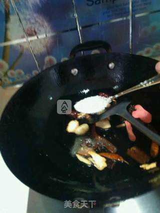 美味美食的---老干妈烧猪脚的做法步骤：5