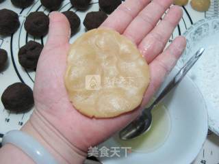 红豆沙玫瑰馅广式月饼的做法步骤：8