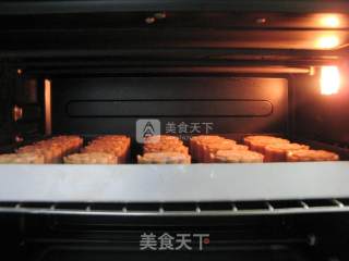 红豆沙玫瑰馅广式月饼的做法步骤：15