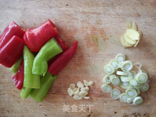 双椒炒排骨的做法步骤：2