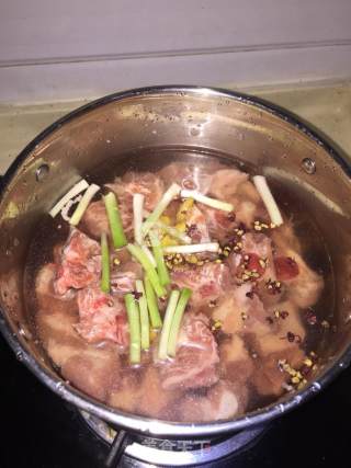 排骨烧土豆的做法步骤：1