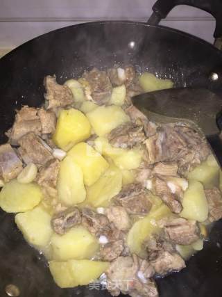 排骨烧土豆的做法步骤：10