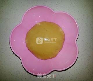 传统蛋黄莲蓉月饼（50克/个）的做法步骤：4