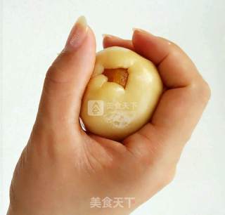 传统蛋黄莲蓉月饼（50克/个）的做法步骤：14