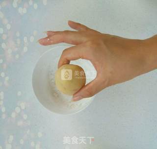 传统蛋黄莲蓉月饼（50克/个）的做法步骤：15
